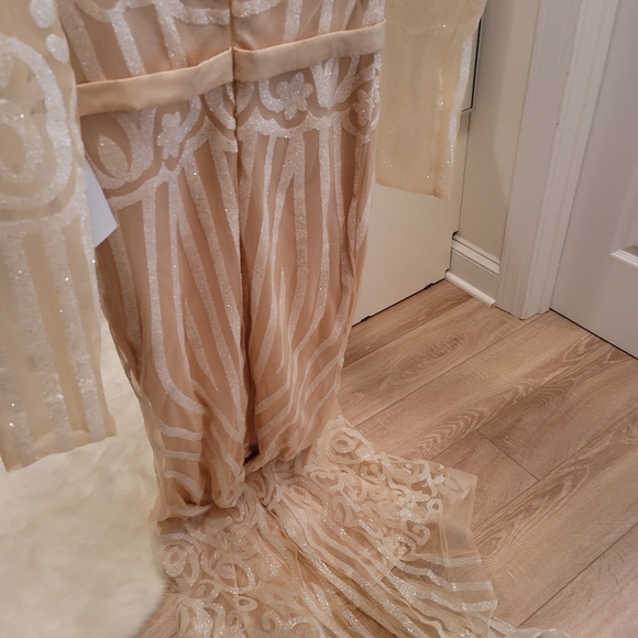 Gown - Picture 6 of 10